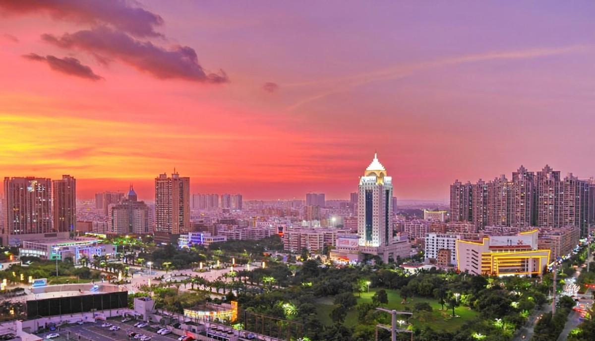 广东街头，阳光明媚，人潮涌动全景图